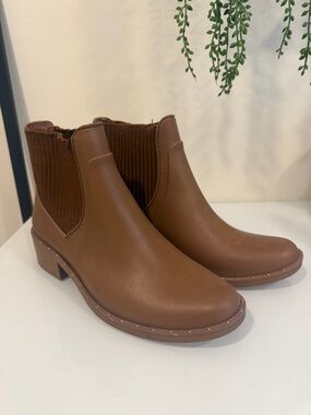 Women's Brown Chelsea Ankle Booties with Stud Trim colcci Brazilian brands